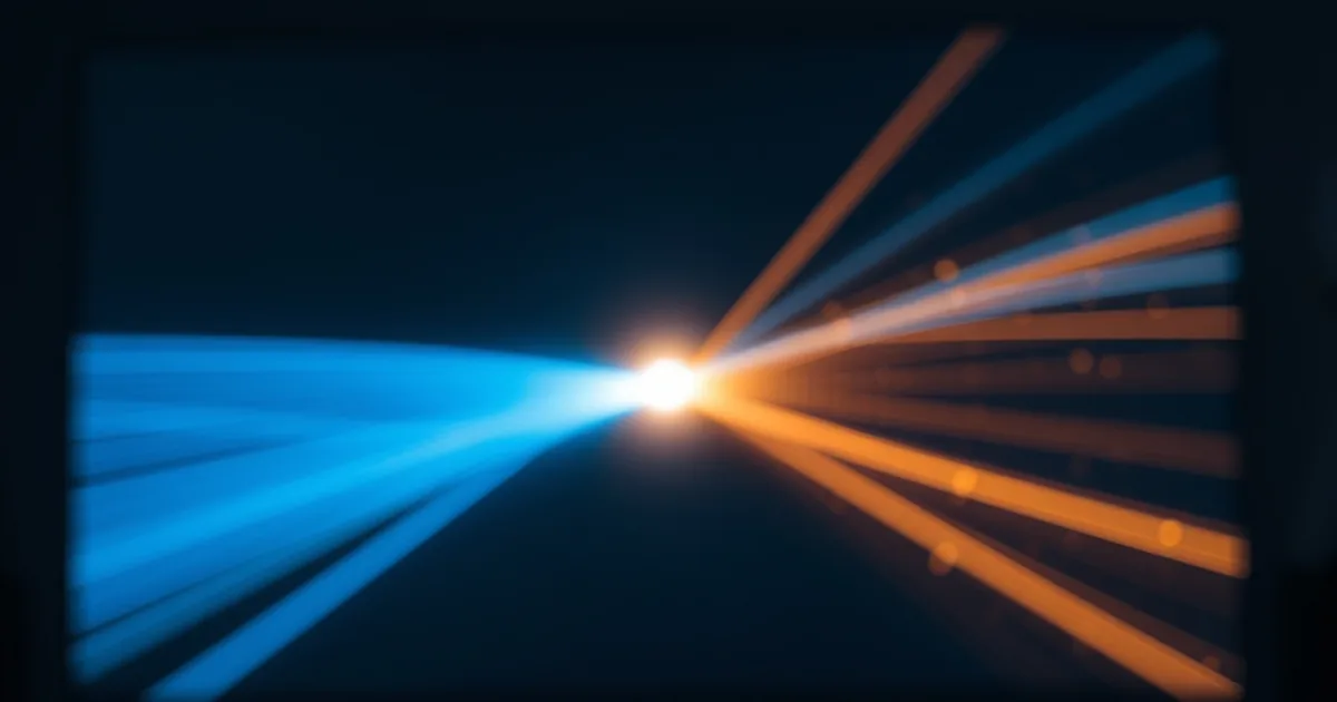 Telecomando IPTV al buio davanti a uno schermo con due percorsi di luce, uno semplice e uno strutturato, che convergono verso un unico punto